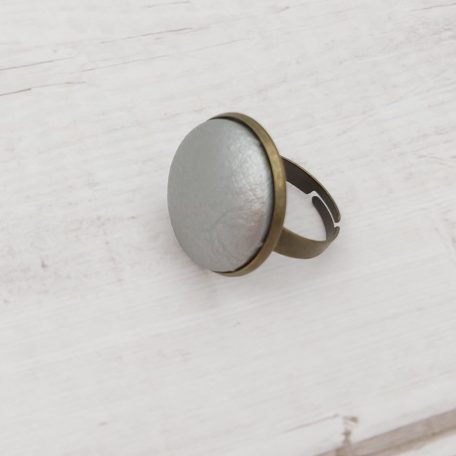 Ezüst színű műbőr gomb gyűrű